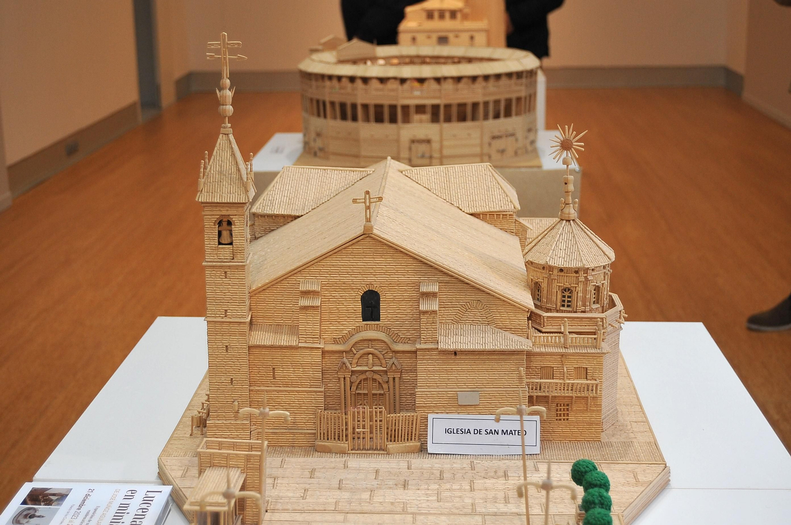 Palillos, cola, un cúter y paciencia: así es la exposición 'Lucena en miniatura'