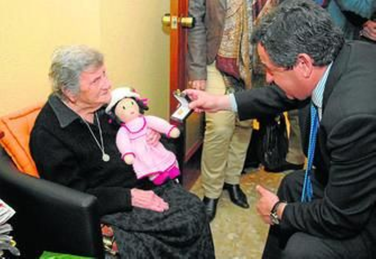 La centenaria María García Moscoso recibió ayer en su domicilio la visita del regidor isleño.