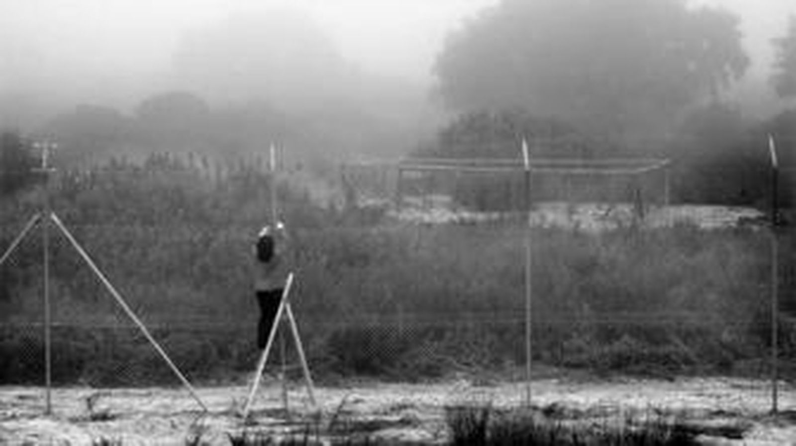 Uno de los técnicos última los preparativos en uno de los cercados de Doñana.
