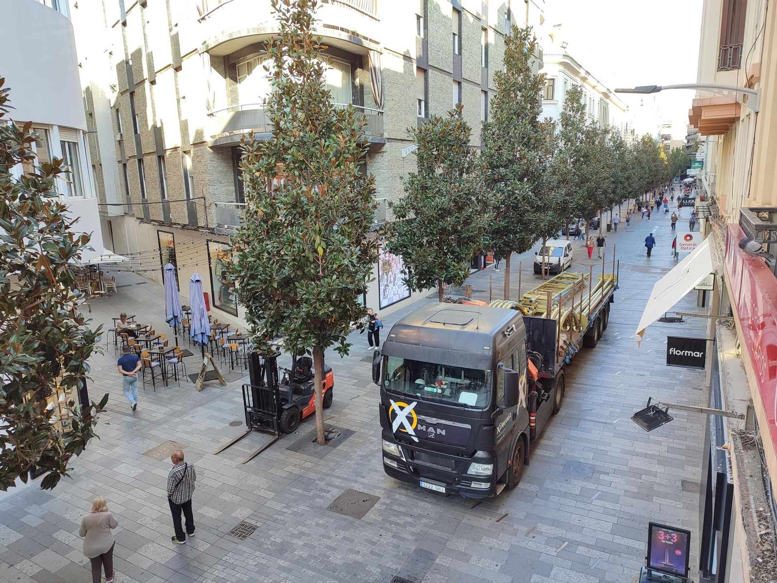 Camión de Iluminaciones Ximénez con las estructuras del espectáculo navideño de la calle Cruz Conde