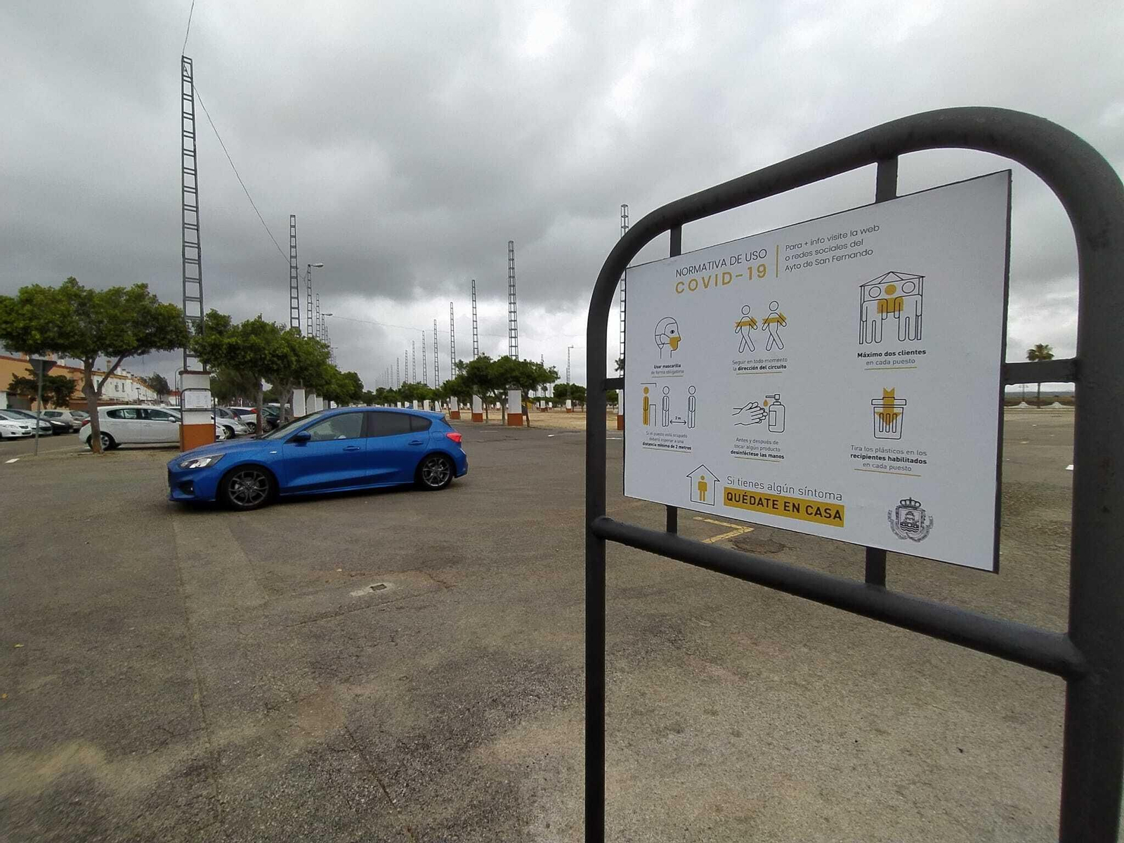 Carteles con las normas de uso colocados en La Magdalena para dar cabida al mercadillo.