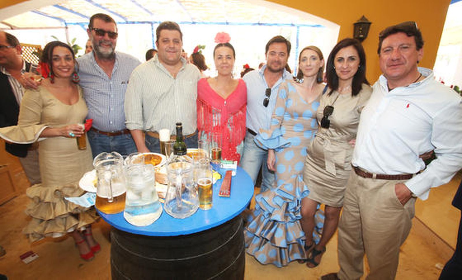 Paca Vargas; Rafael Cubiella; David Rubio; María José Vázquez; Emilio Fernández; Teresa Mejías; y Manuel Pascual, jefe de la edición gráfica, ayer en la caseta del Diario.

Foto: Vanesa Lobo