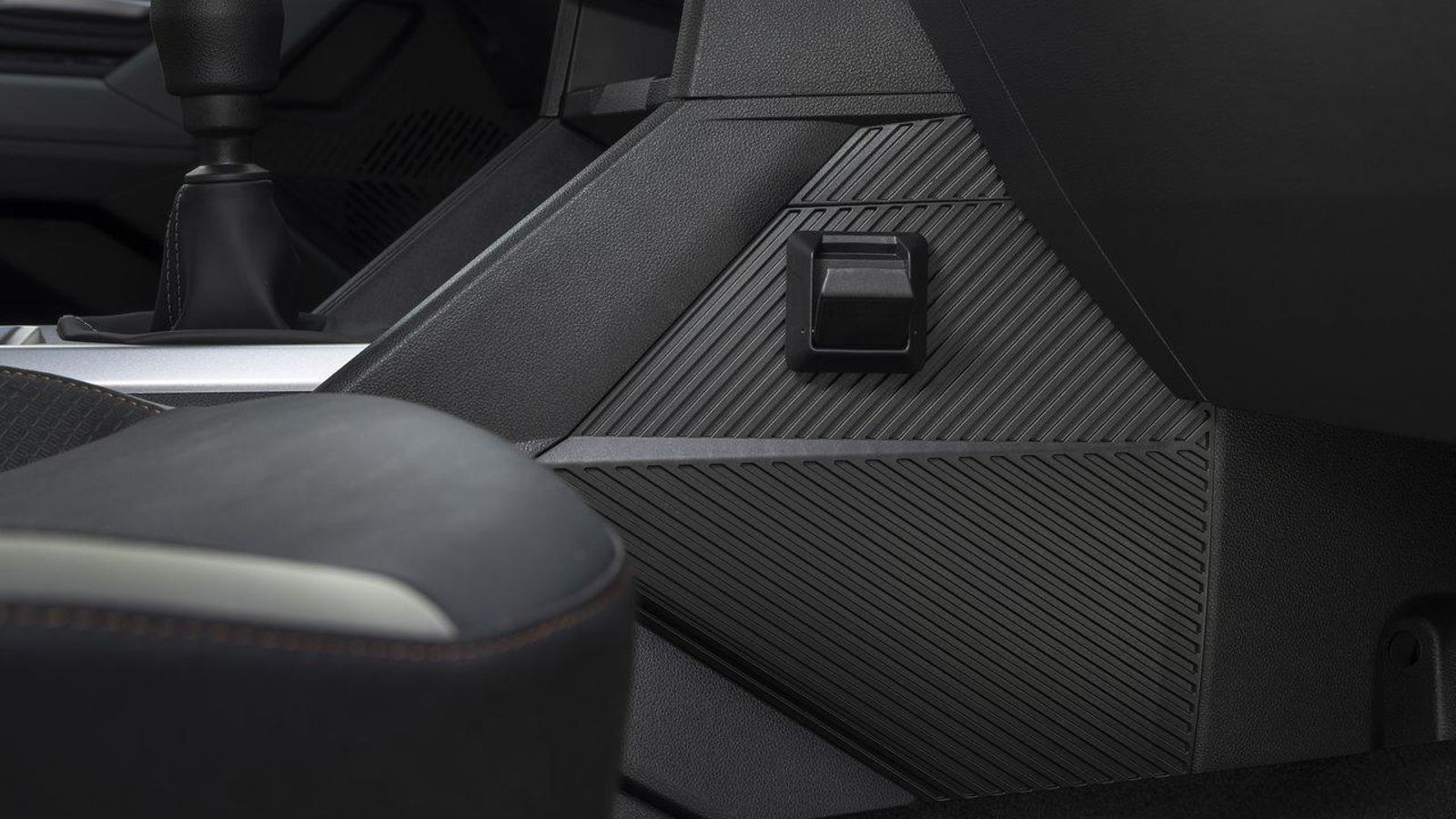 Fijaciones como ésta en el lateral de la consola central se pueden situar en distintos lugares y con diferentes funciones -sujeción de teléfono o tablet, gancho para un bolso, instalar una fuente de luz, etc- por el habitáculo.