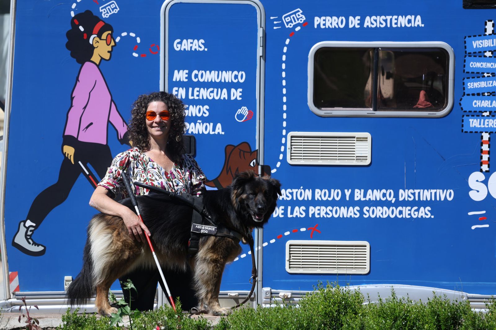 Sara Crespo con su perra de asistencia delante de la autocaravana con la que ha llegado a Málaga.