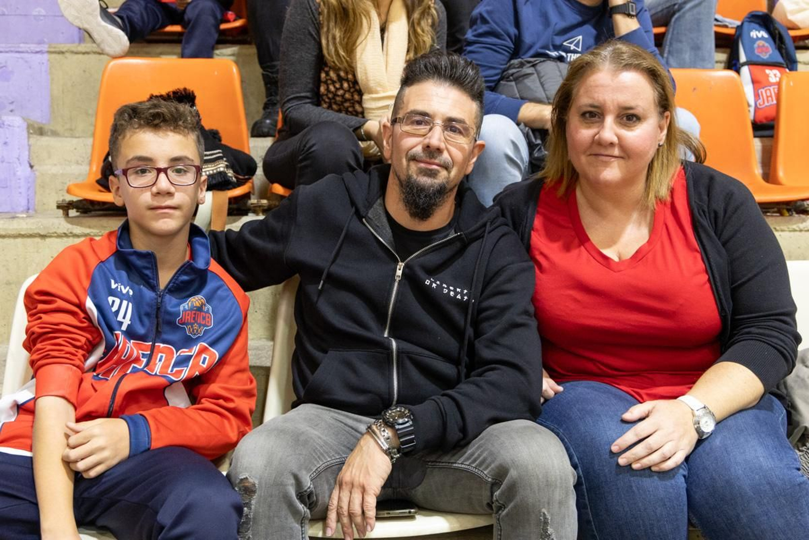 La Salobreja vibra con el derbi de la capital entre Jaén CB y Jaén FS, en imágenes