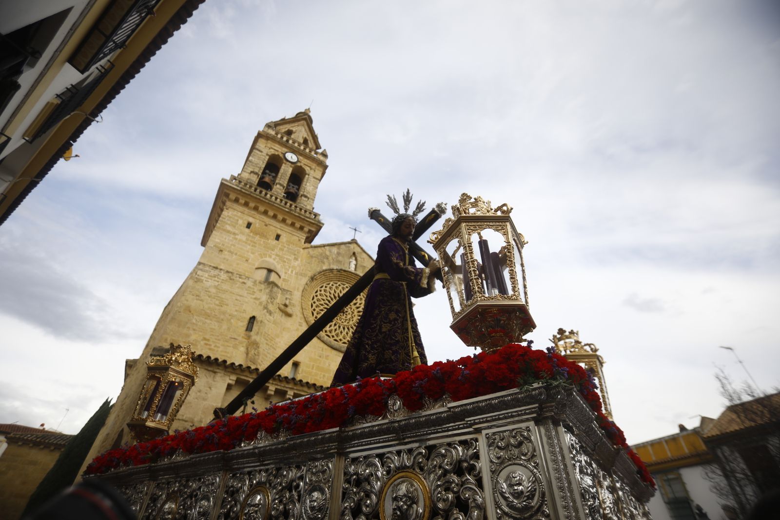 El vía crucis de las hermandades de Córdoba con el Señor del Calvario, en imágenes