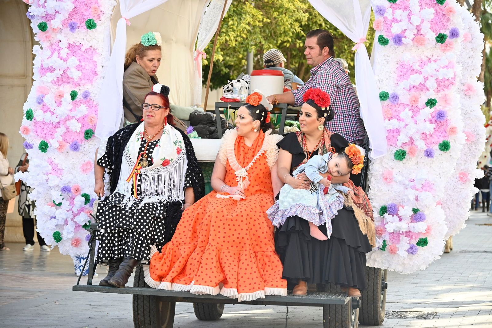 Imágenes de los peregrinos de la Hermandad de Emigrantes en su salida por las calles de Huelva