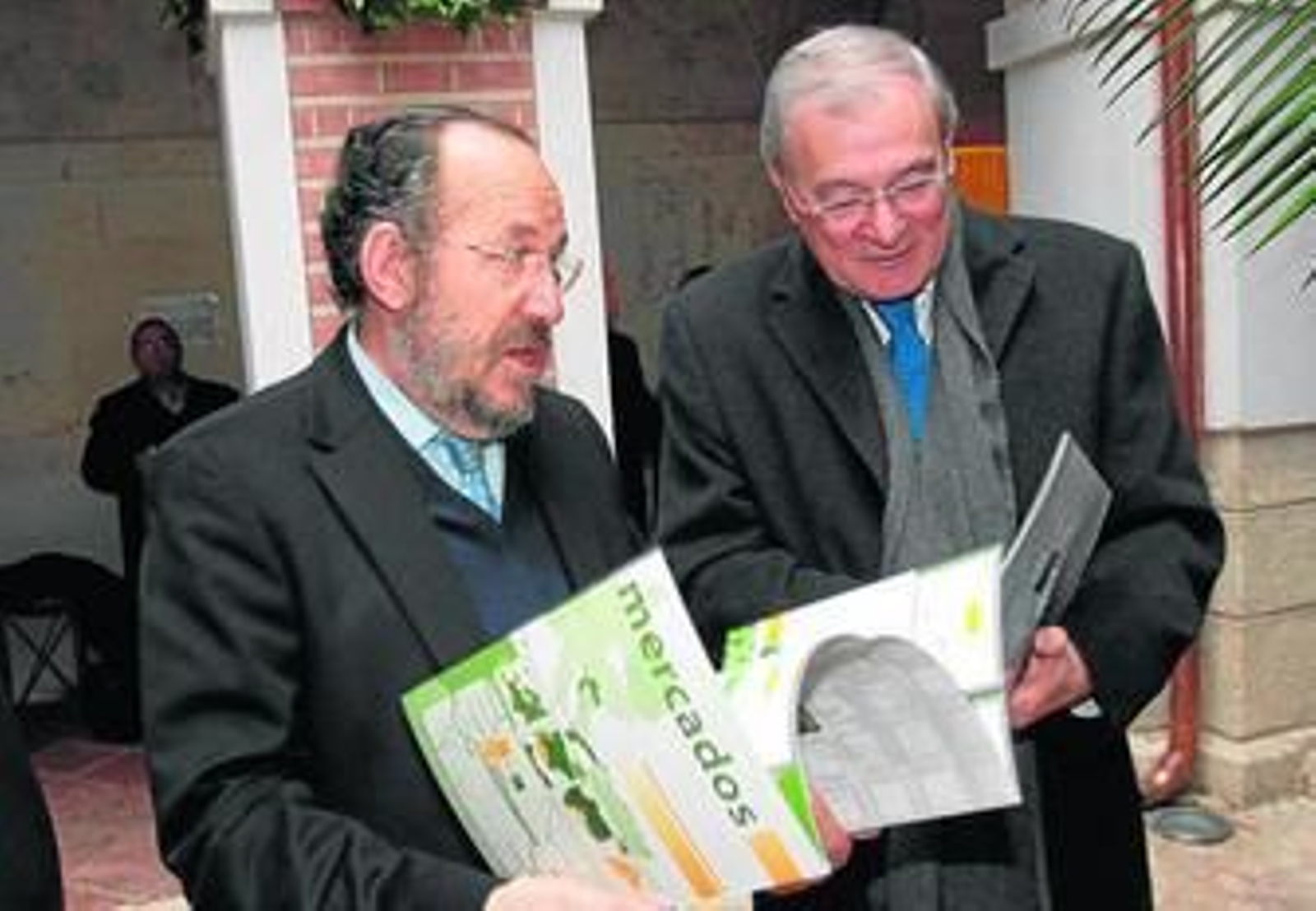 Manuel Azuaga, a la derecha, junto al presidente del Puerto de Málaga, Enrique Linde.