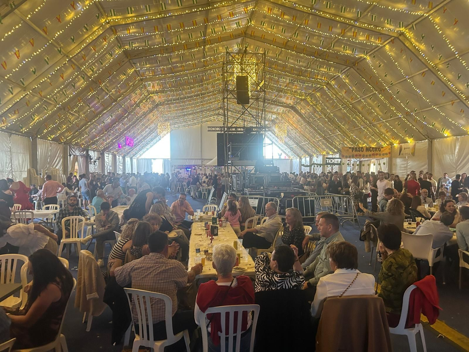 La caseta municipal, abarrotada de gente en este domingo de fiestas