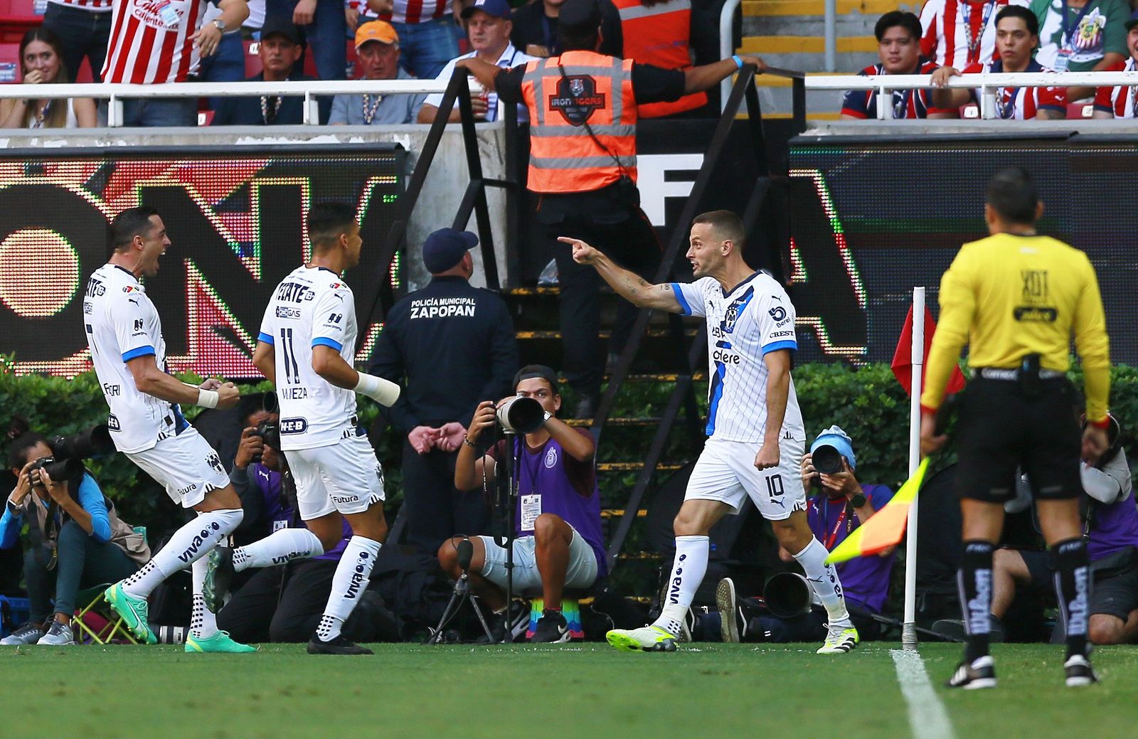 Canales celebra uno de sus goles con sus compañeros.