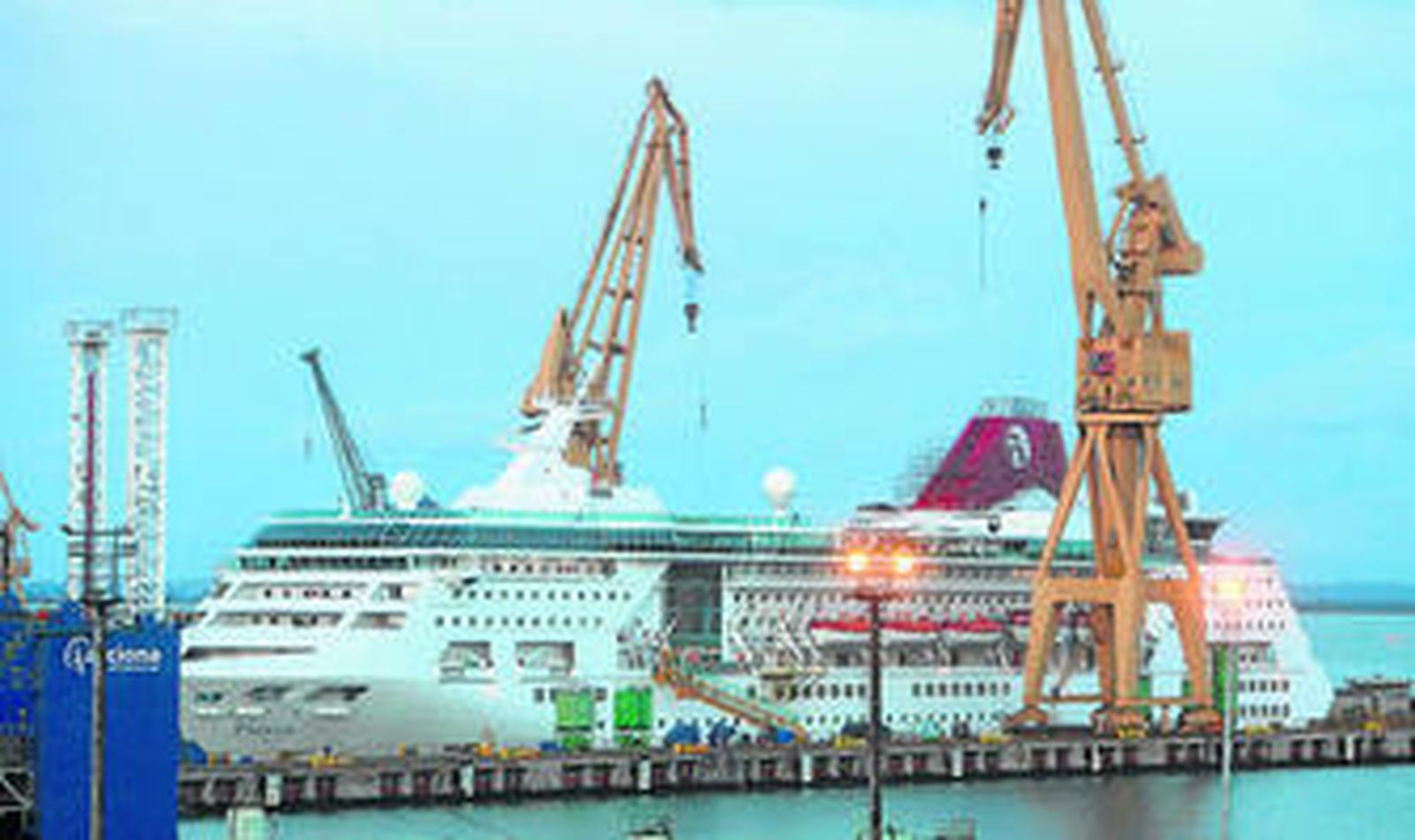El buque de Pullmantur 'Empress' repara ya, desde ayer, en la factoría gaditana de Navantia.