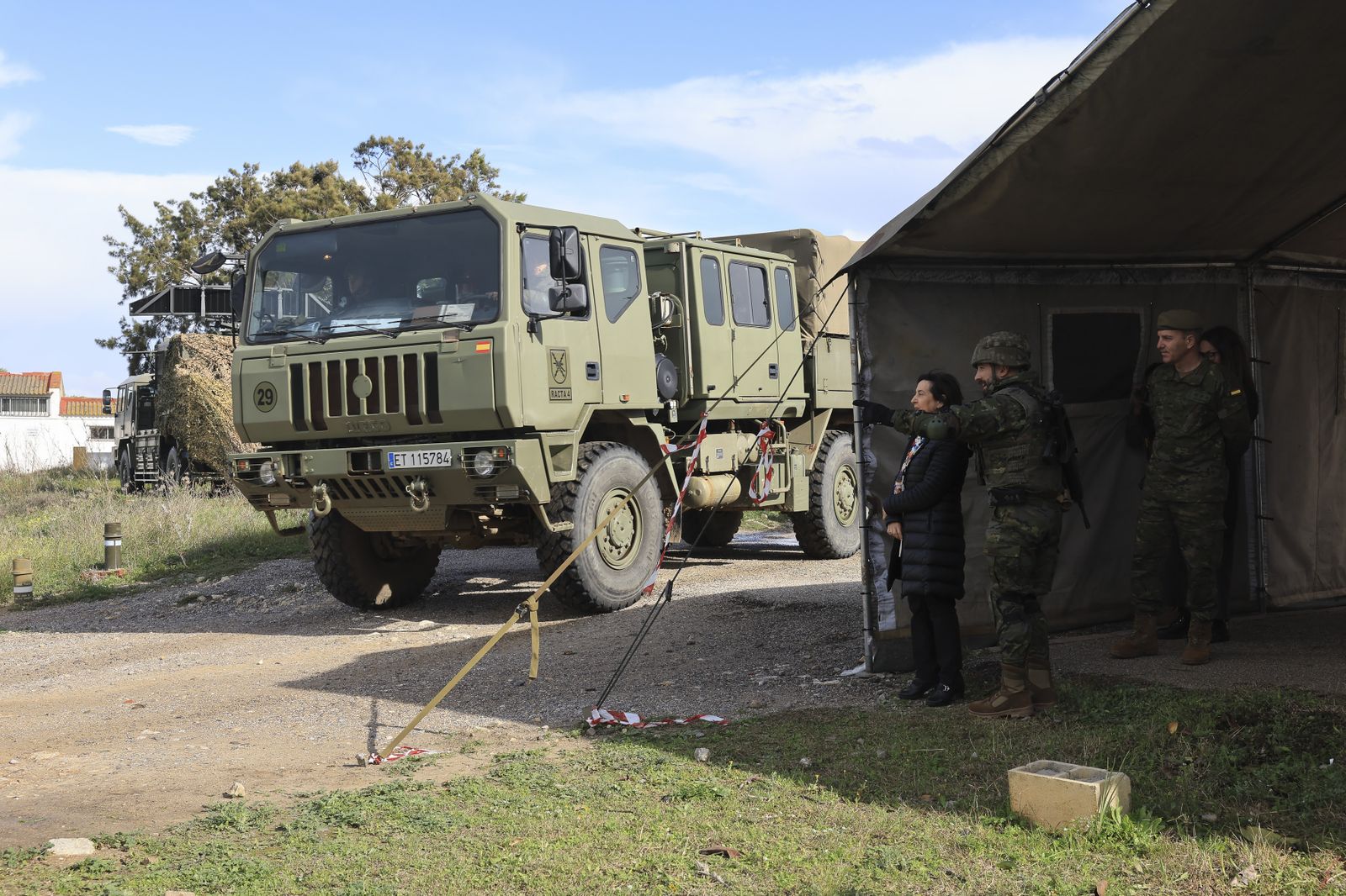 La ministra de Defensa, en el acuartelamiento de Camposoto de San Fernando