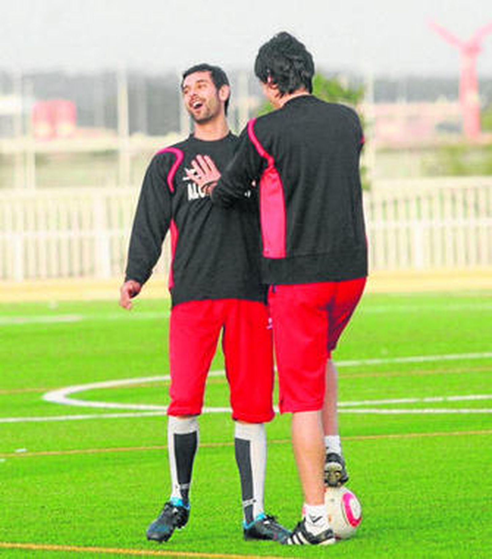 Chapi (de espalda) y Johny bromean en un entrenamiento.