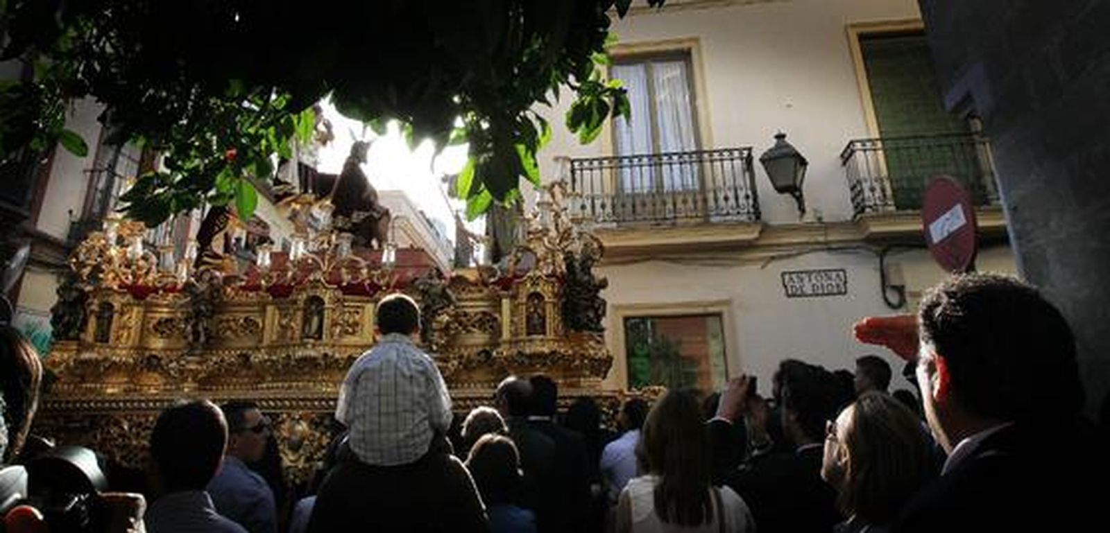 El paso de la Coronación de Espinas, encarando Antona de Dios en busca de la Carrera Oficial.

Foto: Miguel Ángel González