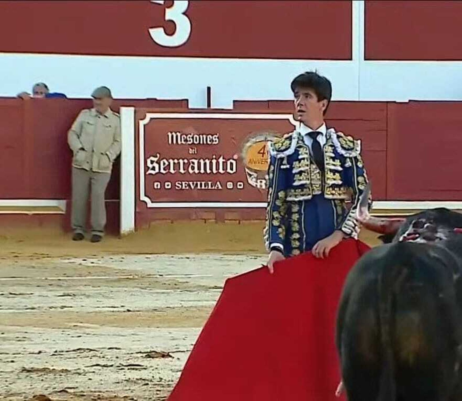 El ganadero, dentro del ruedo, durante la corrida de toros