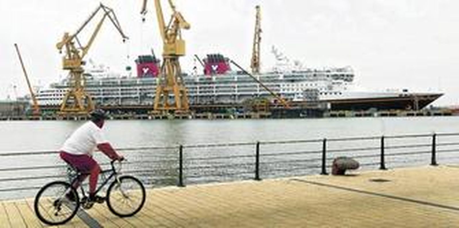 El buque de Disney, ayer en el astillero de la capital gaditana para su reparación.