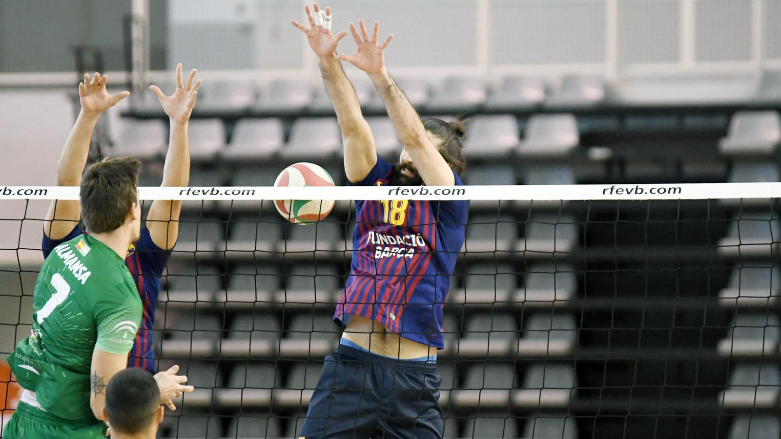 Almansa supera a dos rivales.