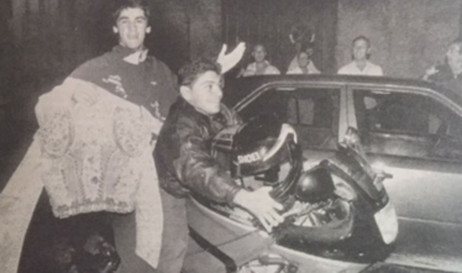 1993 hace 25 añosJesulín de Ubrique llega en moto a la plaza de El Puerto