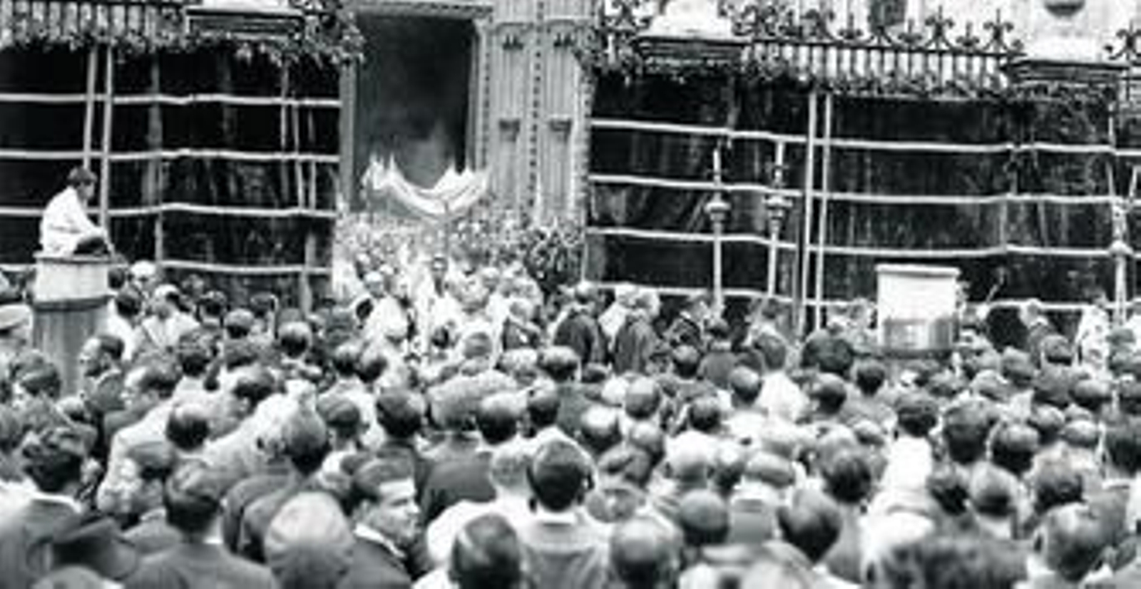Baile de los Seises ante la Custodia en la Plaza de San Francisco. La procesión salió aquel año por la tarde.