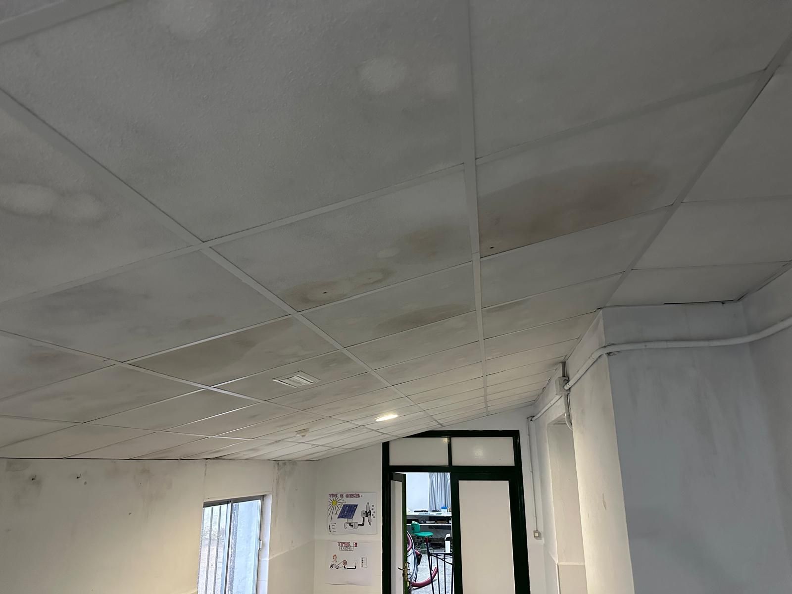 Fotografías de las goteras y humedades en el IES San Blas de Aracena, con alumnos desalojados este miércoles