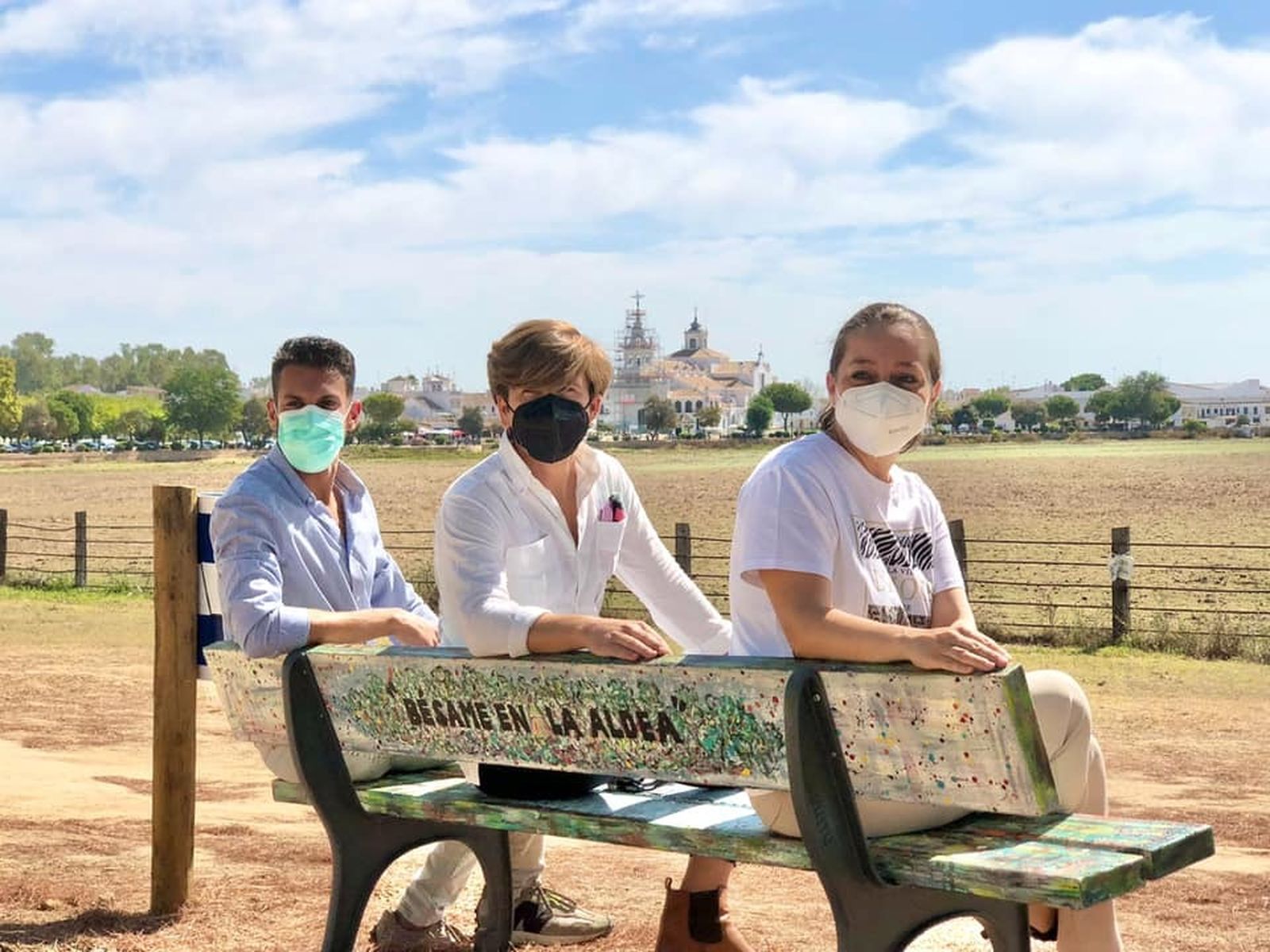 El originial banco de El Rocío pintado por un joven artista de Almonte