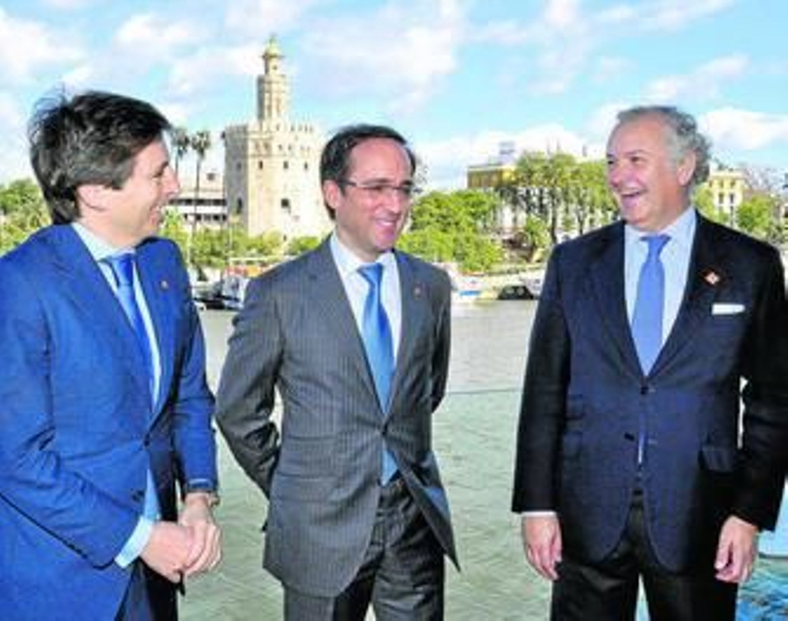 Ignacio Carro, Samuel Muñoz y Eduardo Cambil posan en la terraza del Restaurante Abades Triana.