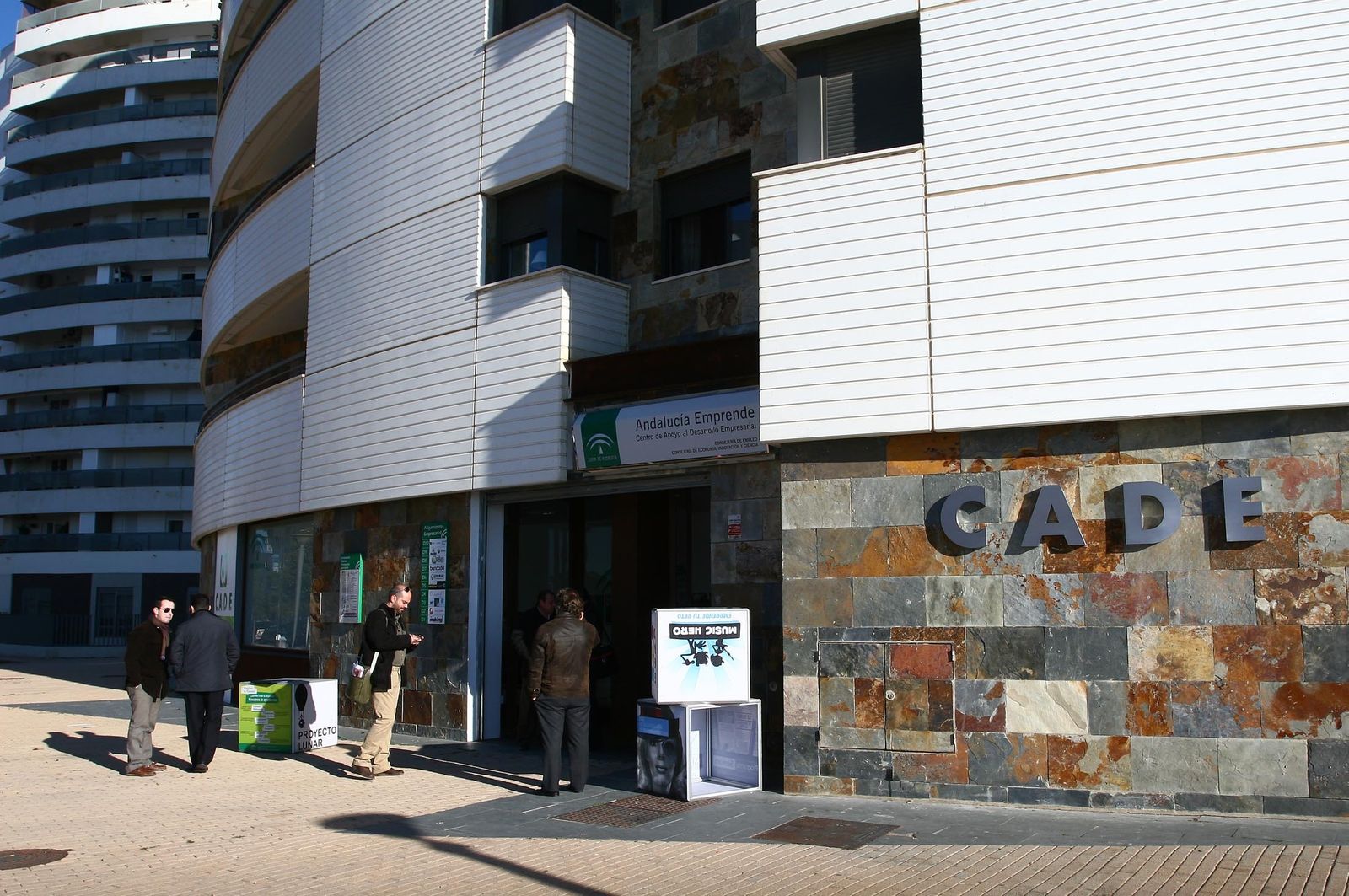 Puerta principal del CADE de Huelva.