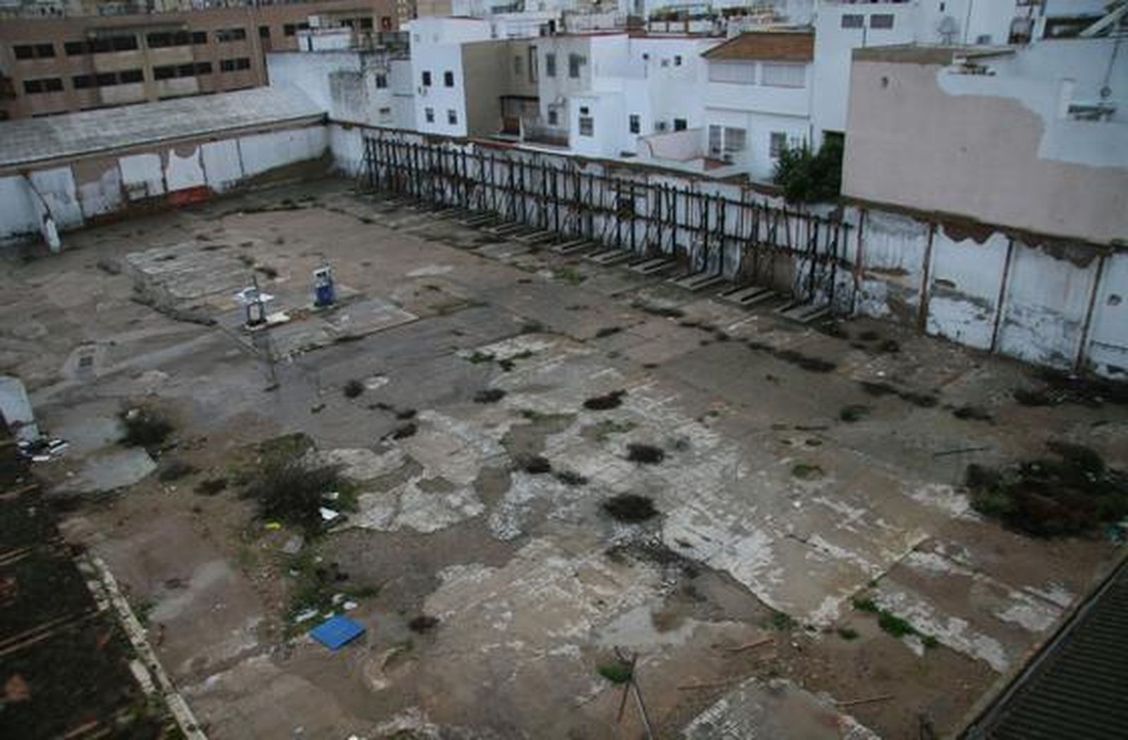 Después de ser el primer sutidor de gasolina de Sevilla y haber sido lugar importante en la exposición del 29, el garage es a día de hoy una muestra más del abandono del patrimonio industrial en la ciudad.

Foto: Victoria Hidalgo