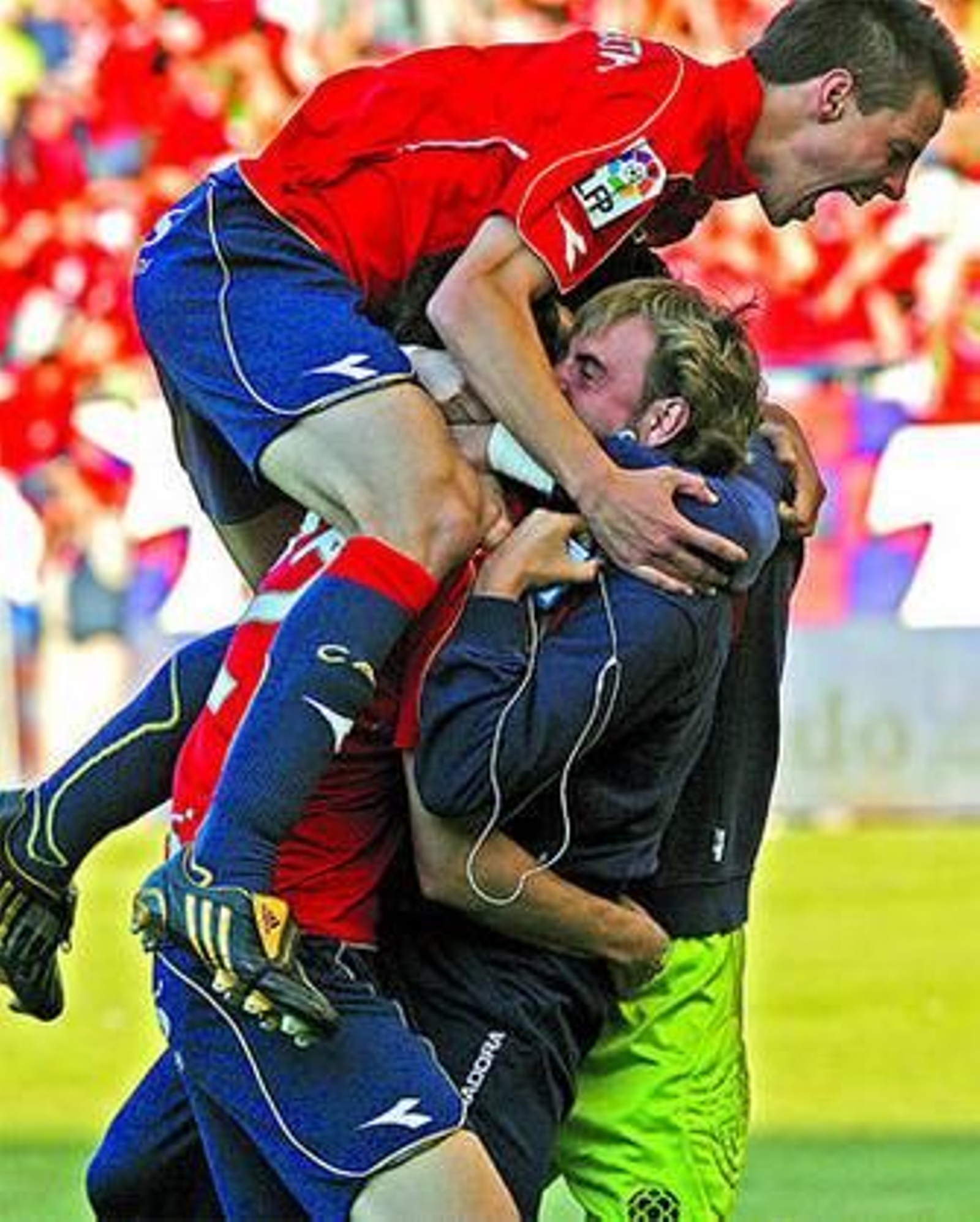 Los jugadores osasunistas, eufóricos, celebran la permanencia.