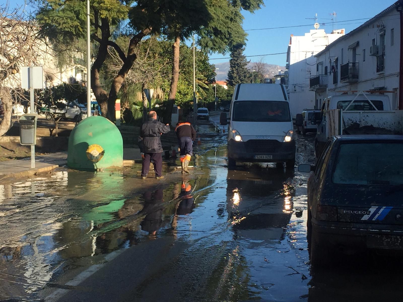 Imágenes de la inundación de El Trapiche, en Vélez-Málaga, por la rotura de una tubería del pantano de la Viñuela.