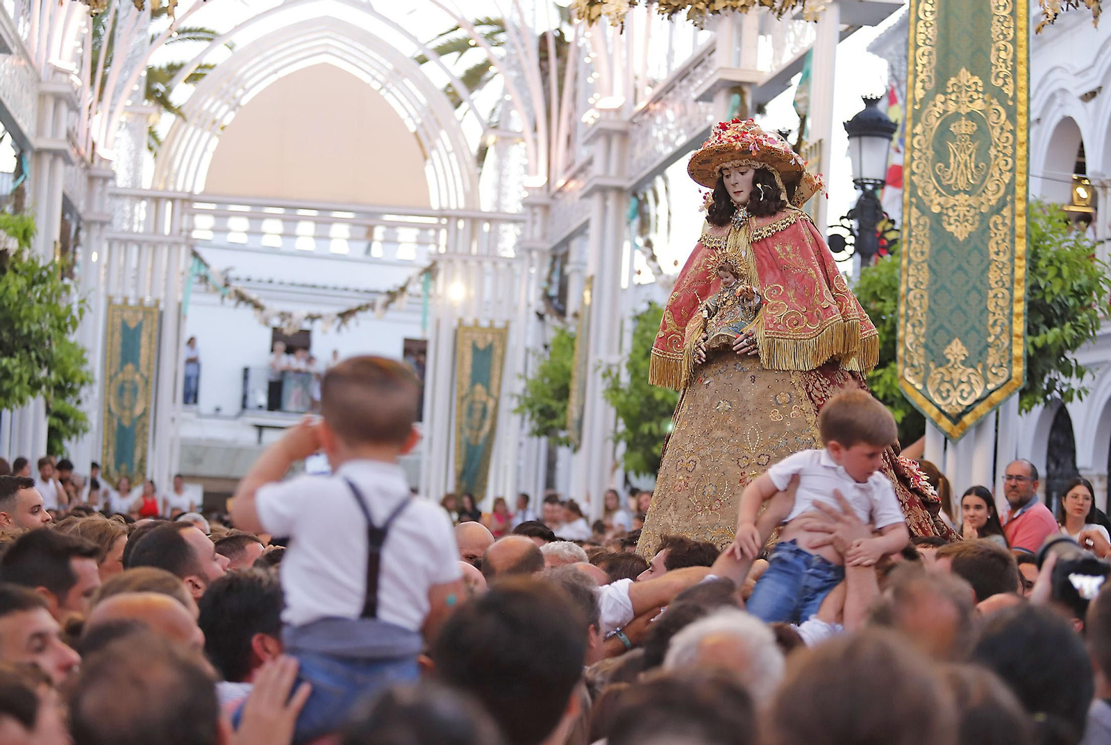 La Virgen del Rocío recorre las calles de Almonte hacia el Chaparral para el inicio del Camino de los Llanos
