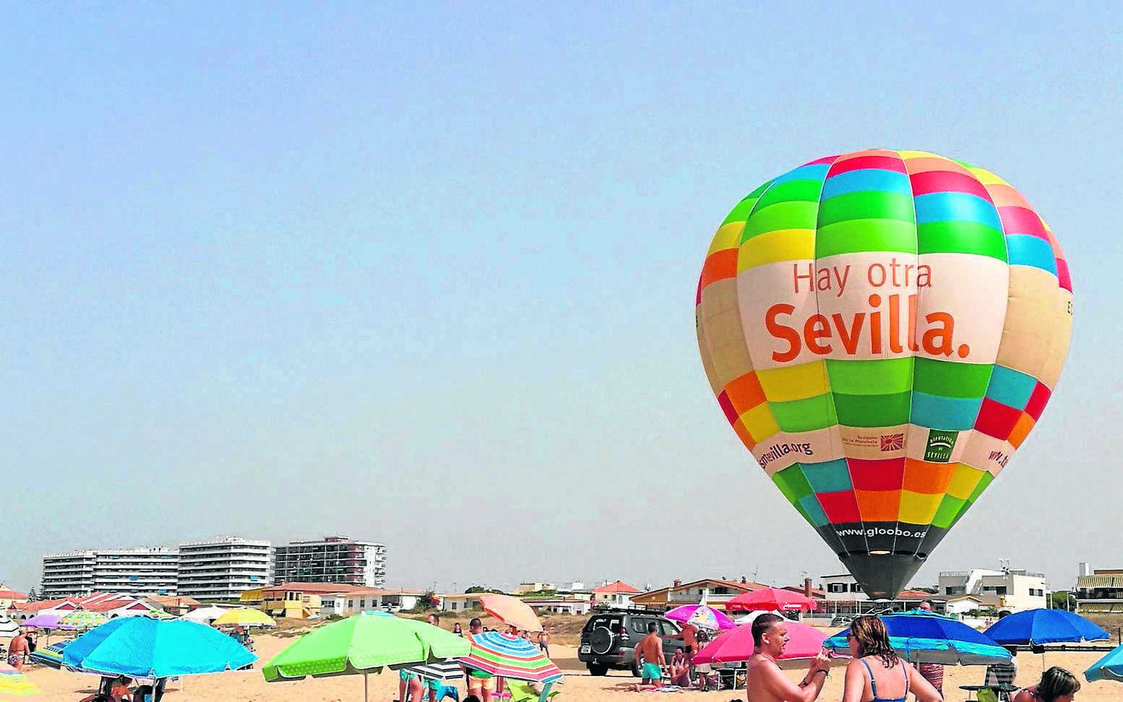 Este verano ha sido la decimoprimera cita consecutiva del globo aeroestático con las playas del litoral andaluz y Portugal.