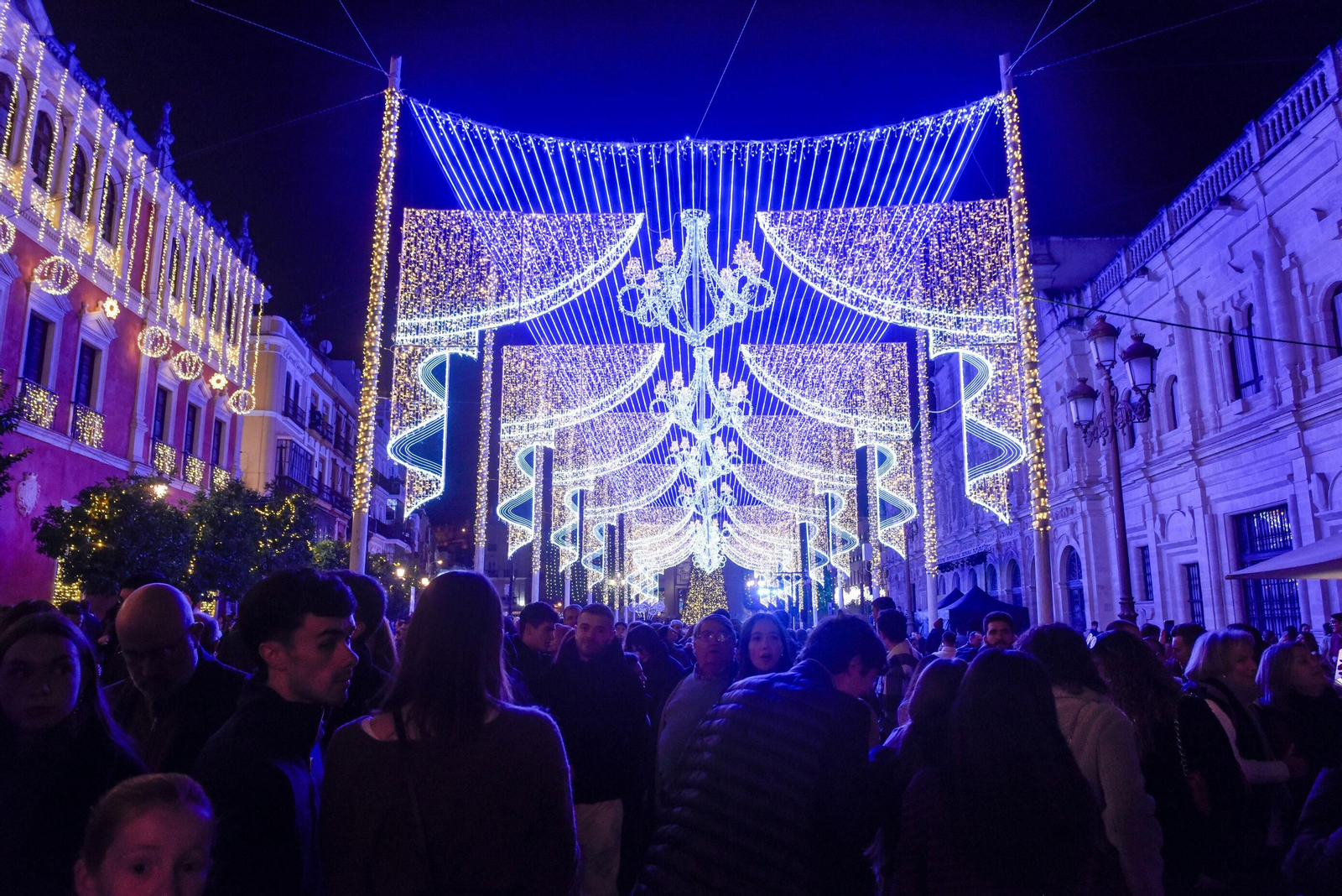 Numeroso público en la plaza de San Francisco para ver la iluminación navideña.