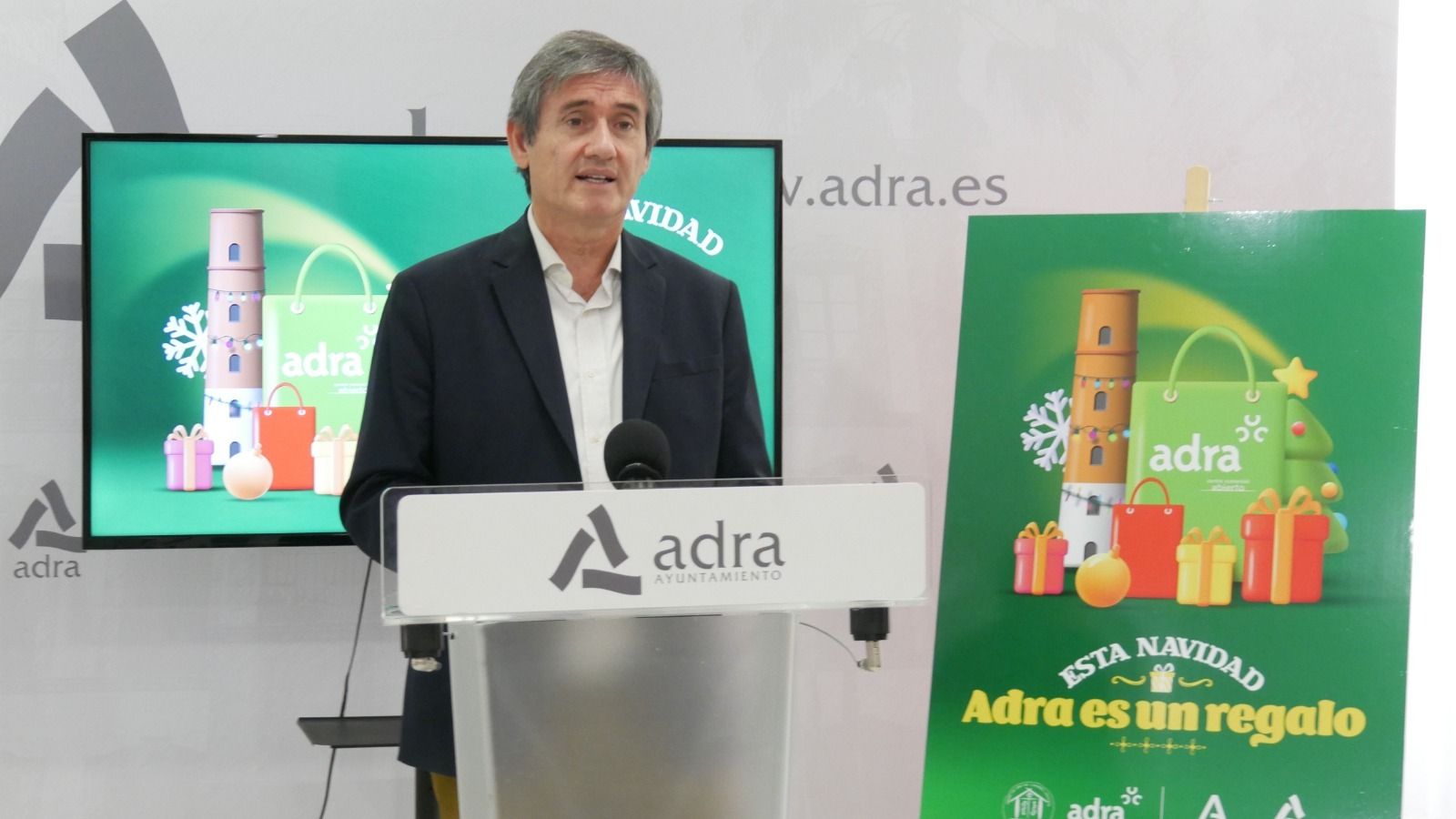 El alcalde de Adra Manuel Cortés, en la presentación de la campaña de apoyo al comercio local.