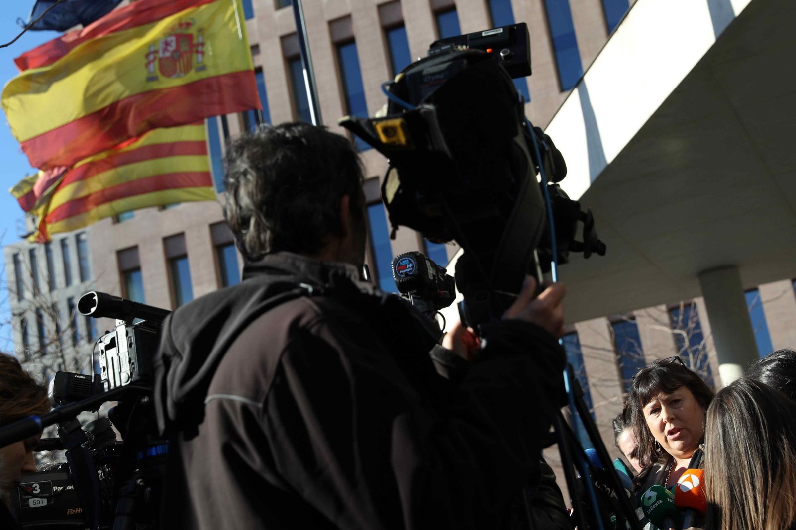 Puigdemont recibe a la CUP en Bruselas para explorar acuerdos de legislatura