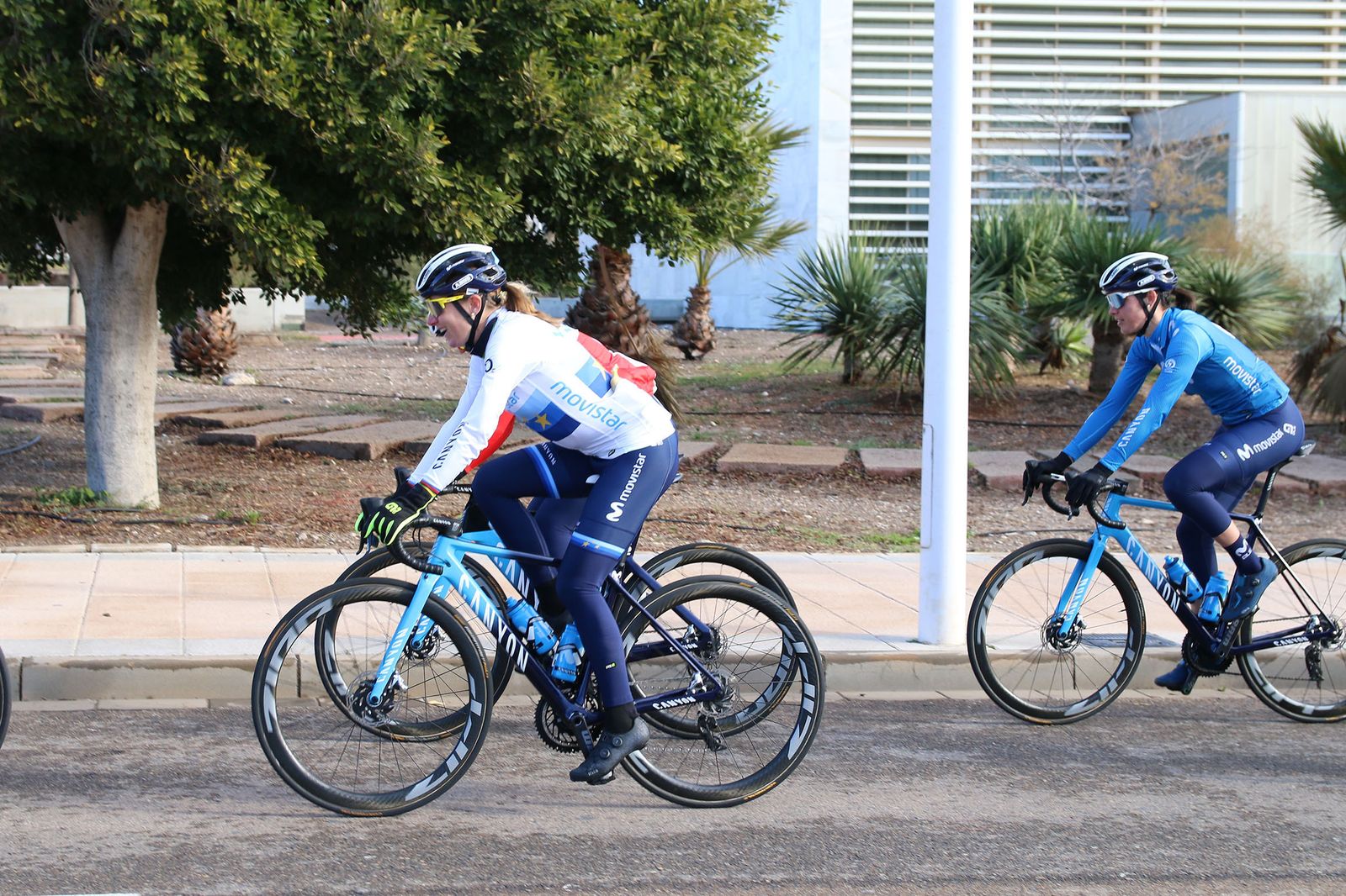 Fotogalería del entrenamiento del Movistar Team en Almería
