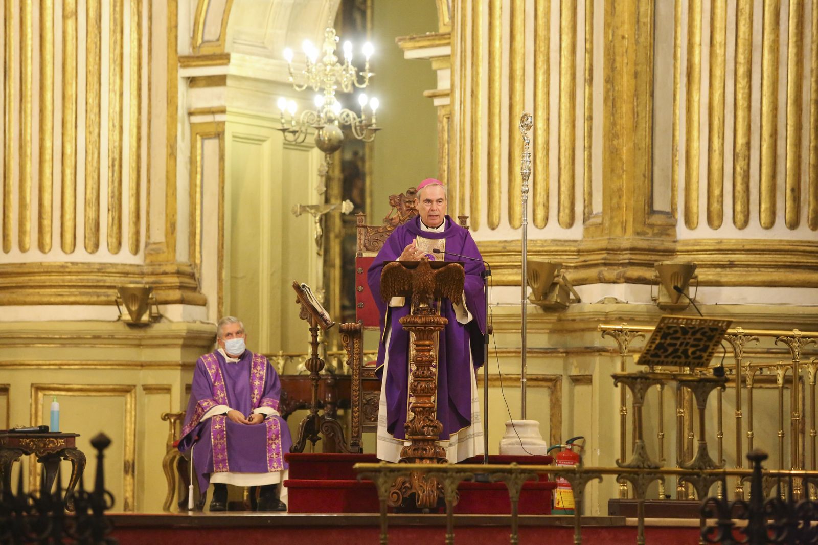 Las fotos del funeral en la Catedral de Málaga por los fallecidos con coronavirus.