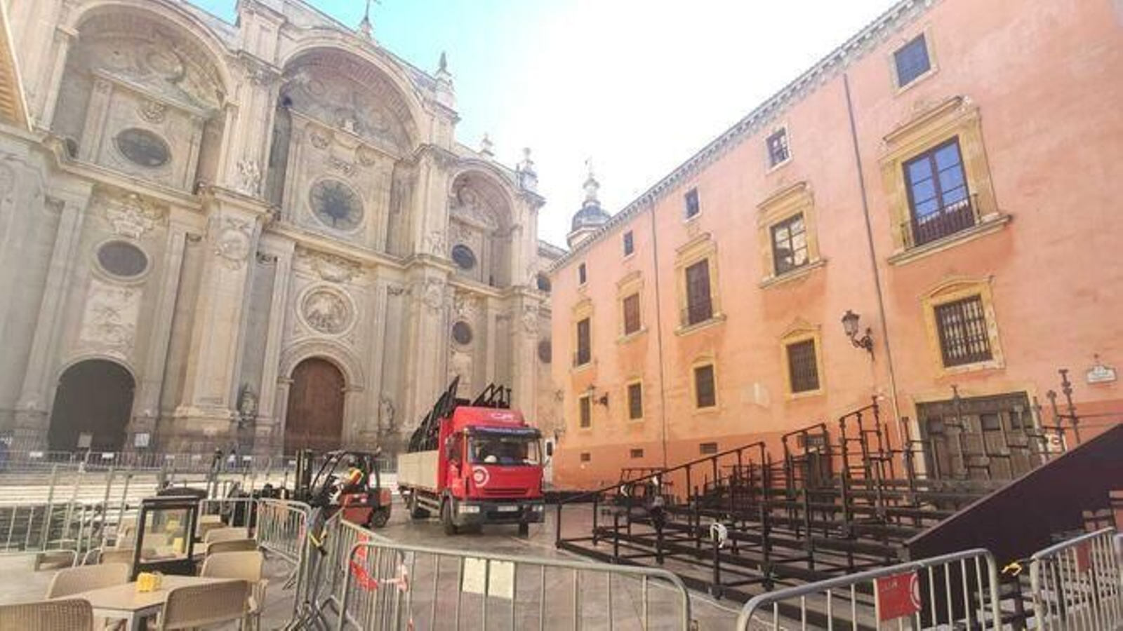 Palcos en instalación en la Catedral de Granada