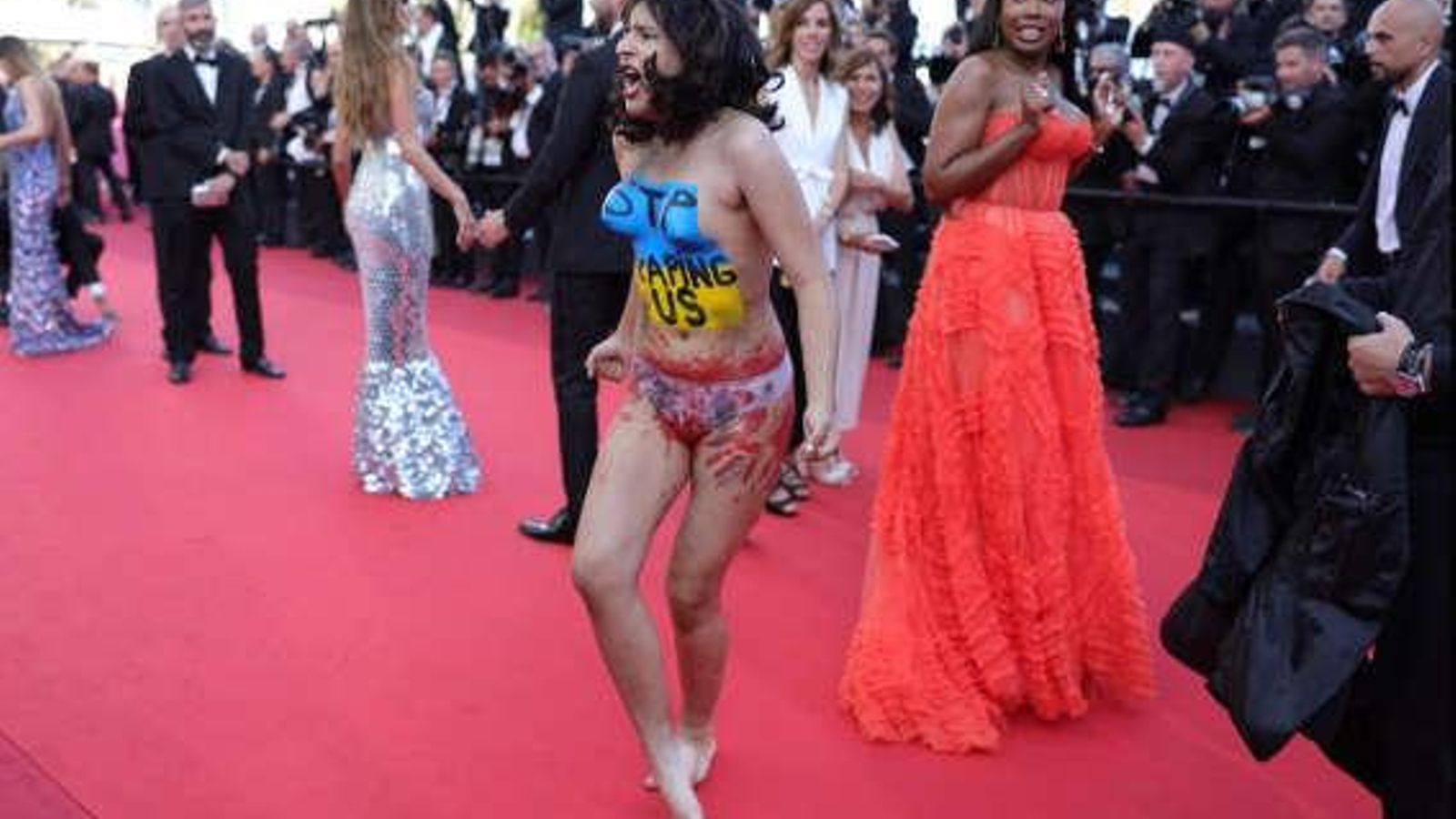 Una mujer desnuda protestando en la alfombra roja de Cannes por la violación sistemática de mujeres en Ucrania.