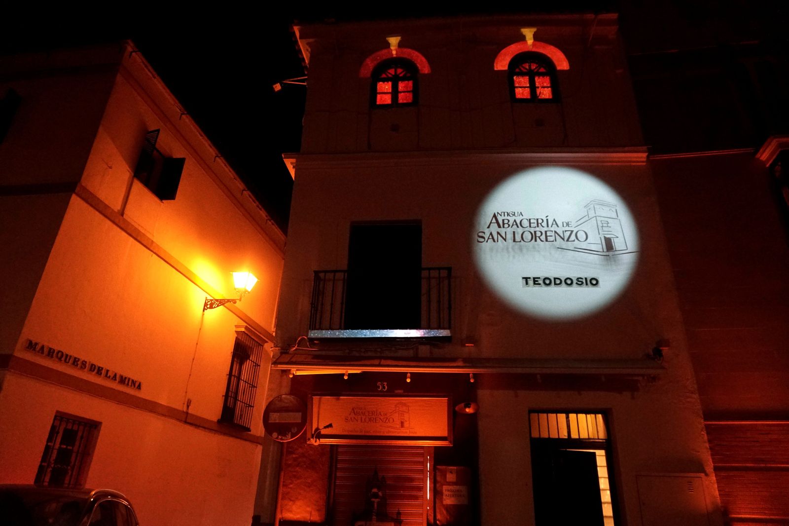 El nombre de la Antigua Abacería de San Lorenzo proyectado en el videomapping.