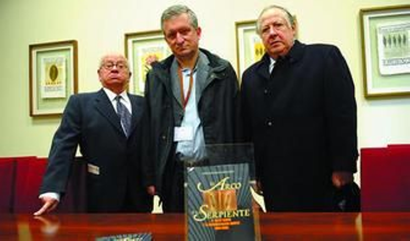 El historiador José Luis Checa, junto a su libro y a los hermanos Antonio (izquierda) y José Galván.