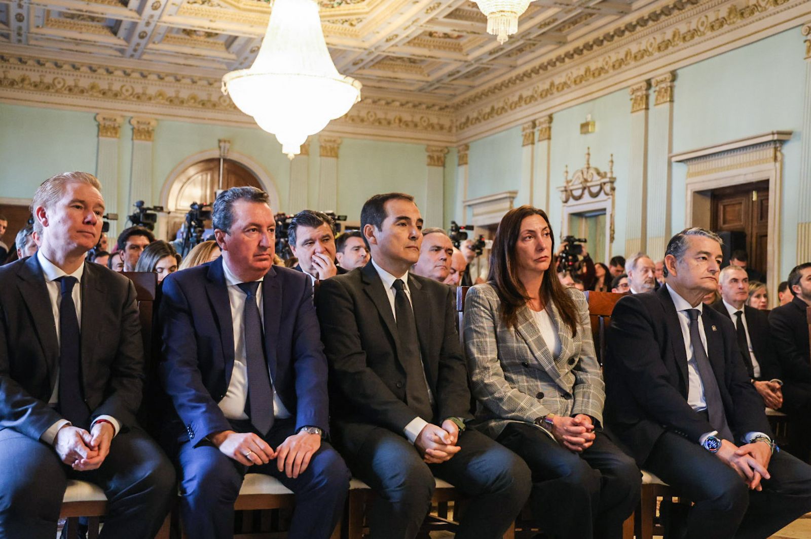 Fotografías del acto de declaración institucional en apoyo a las víctimas del accidente ferroviario de Adamuz y sus familias