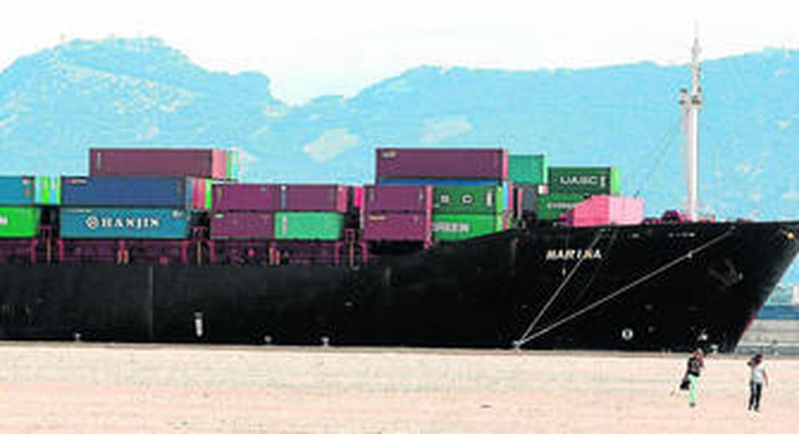 Fotografía tomada ayer del buque 'Marina', en el que se encuentran los catorce polizones, que está atracado en Isla Verde Exterior.