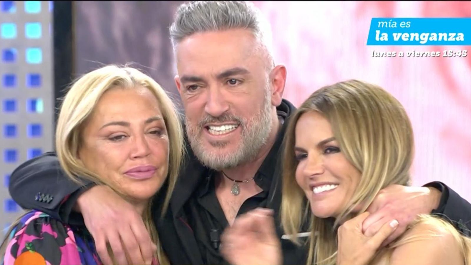 Belén Esteban, Kiko Hernández y Marta López abrazados en 'Sálvame' Belén Esteban, Kiko Hernández y Marta López abrazados en 'Sálvame'