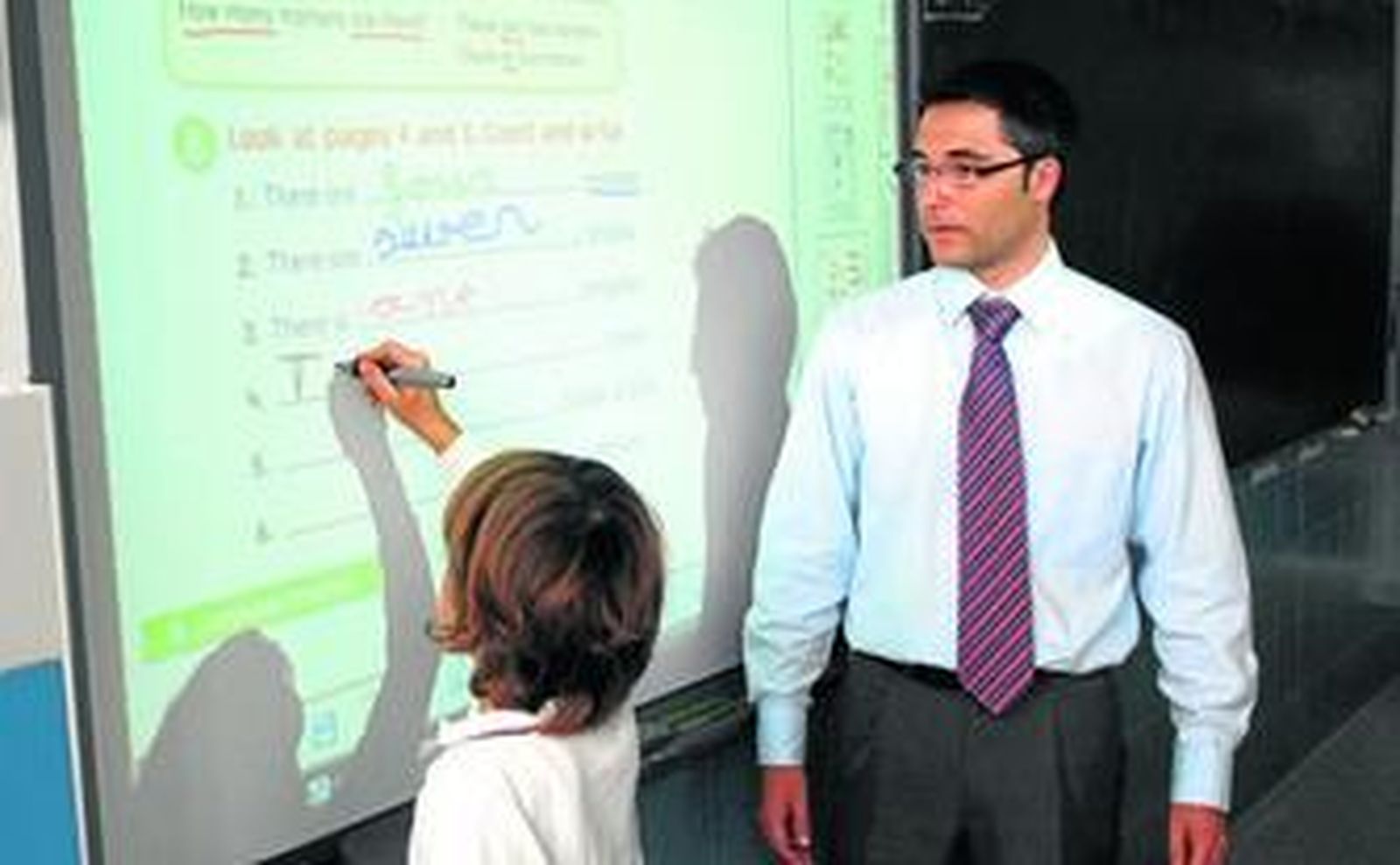 Mulhacén tiene pizarras digitales en todos los cursos de Primaria, en la imagen un alumno de segundo escribe en una para Inglés.