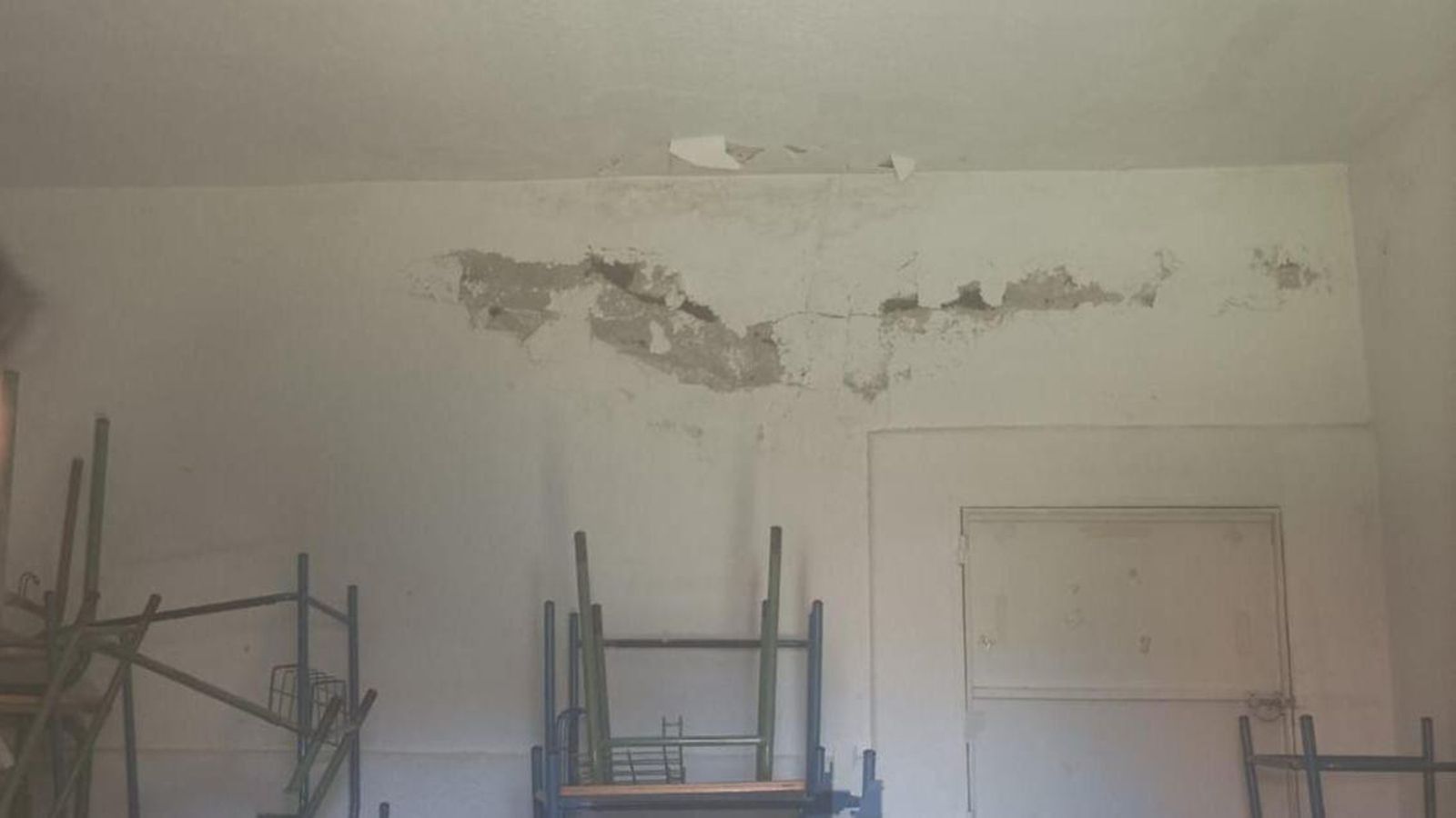 Una gran grieta en una de las aulas del colegio.