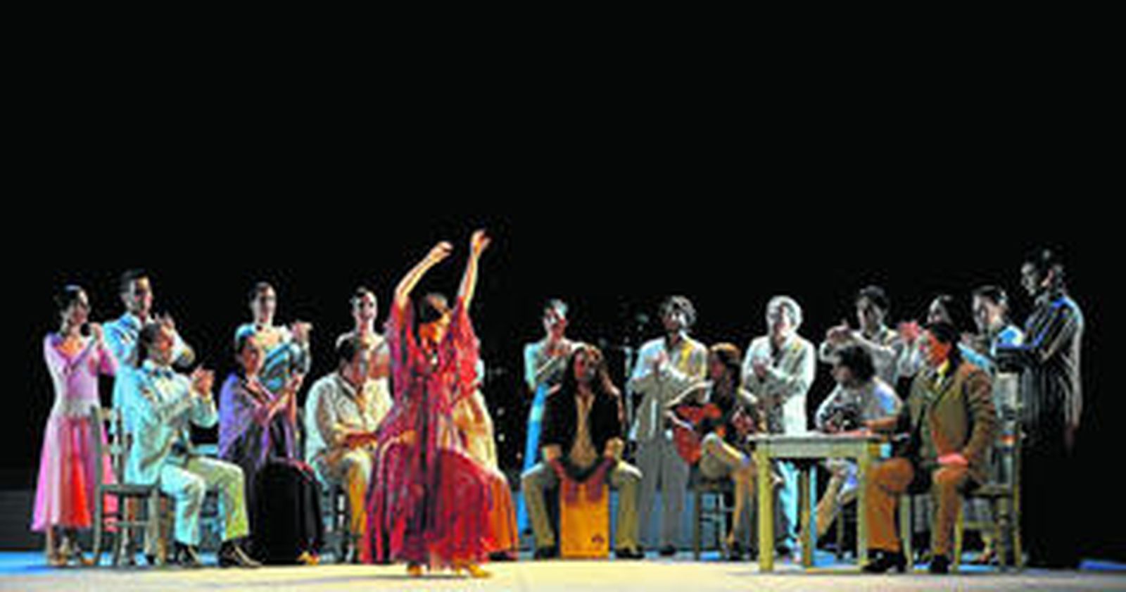 Una escena coral de 'Llanto por Sánchez Mejías', pieza coreografiada por Rubén Olmo para el Ballet Flamenco, que supone el regreso a Andalucía de Antonio Canales.