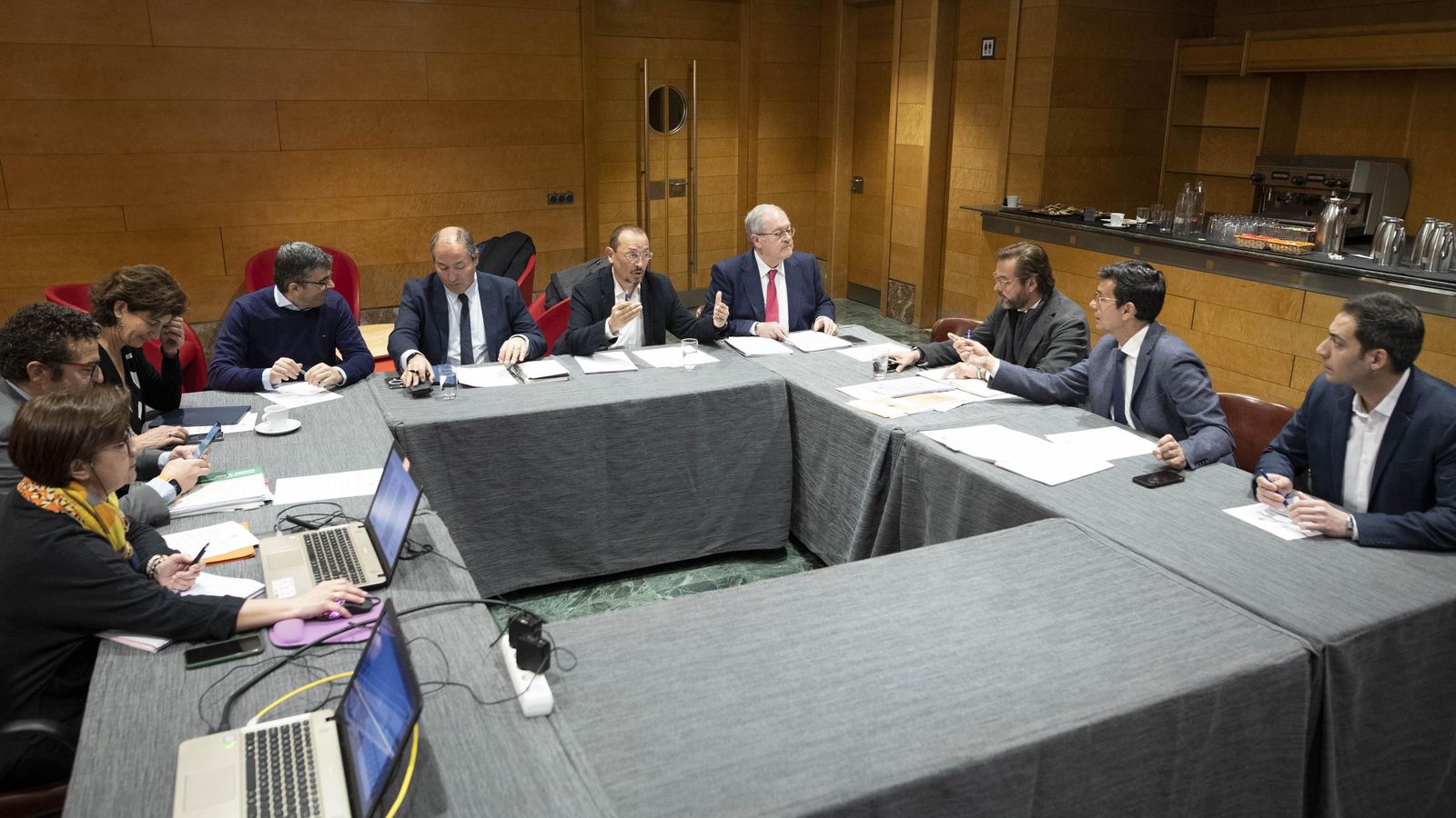 El Consejo Rector ha dejado sobre la mesa el cambio de accionistas por falta de documentación.