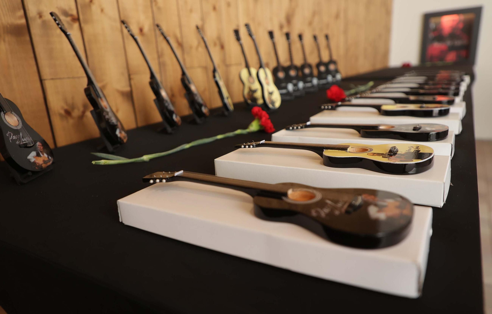 Fotos del encuentro de maestros Luthiers en el centro de interpretación Paco de Lucía de Algeciras