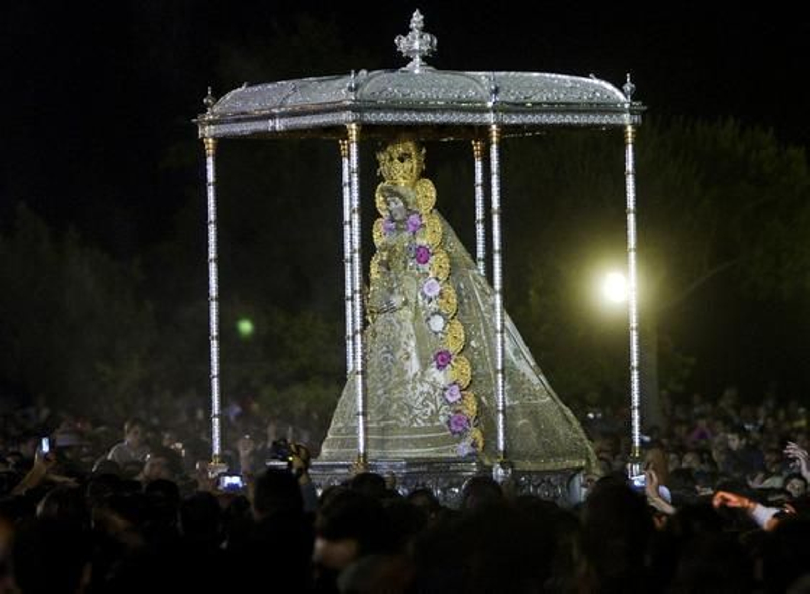 La Virgen luce por las calles rodeada de numeroso público.

Foto: Julián Pérez (EFE)